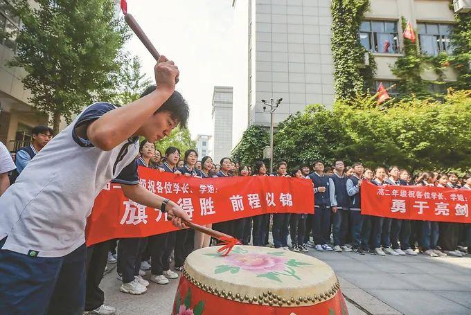 江苏各地用“暖心行动”为高三学子“打call”