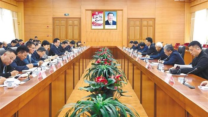 王君正与全国人大常委会副委员长洛桑江村一行座谈