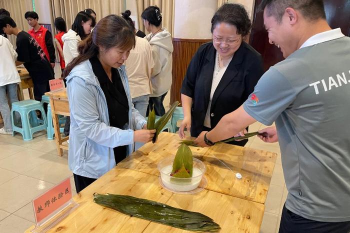 一“粽”传情 “艾”在身边 重庆机械技师学院开展主题团日活动