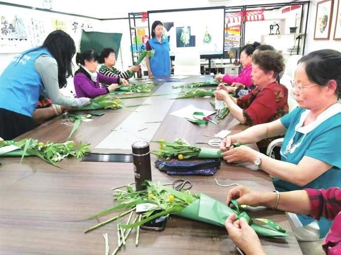 兰州市七里河区西站街道西客站社区：扎艾草做花束,感受端午风俗