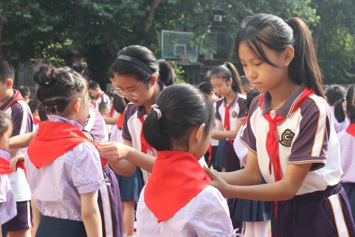 红领巾爱祖国——石家庄市长安东路小学举行一年级入队仪式