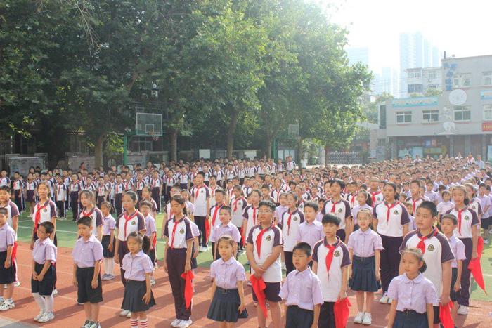 红领巾爱祖国——石家庄市长安东路小学举行一年级入队仪式