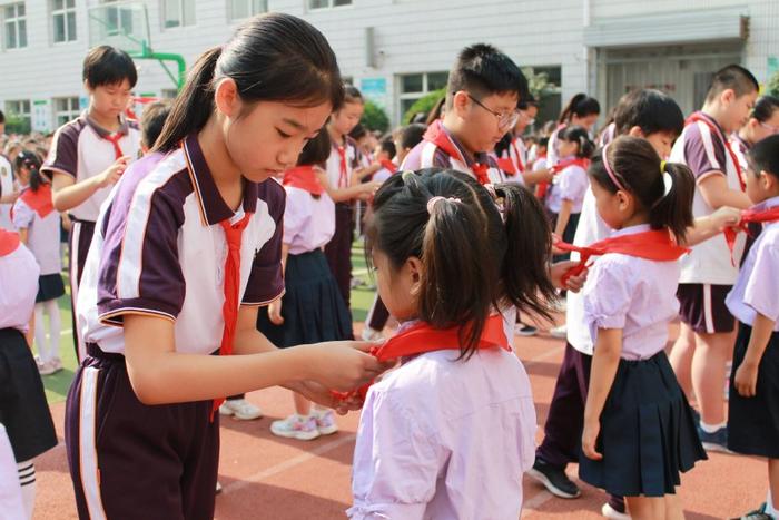 红领巾爱祖国——石家庄市长安东路小学举行一年级入队仪式