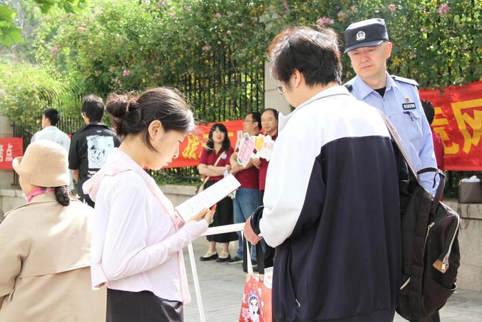 高考首日见闻：老师鼓励、学生拼搏、家长期盼