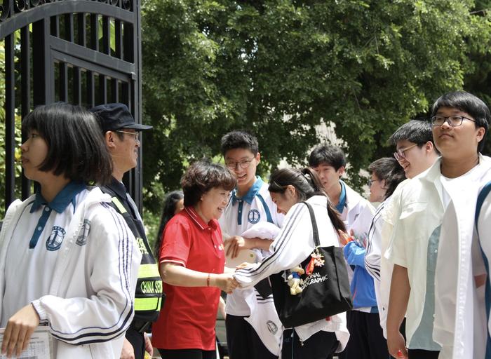 高考首日见闻：老师鼓励、学生拼搏、家长期盼