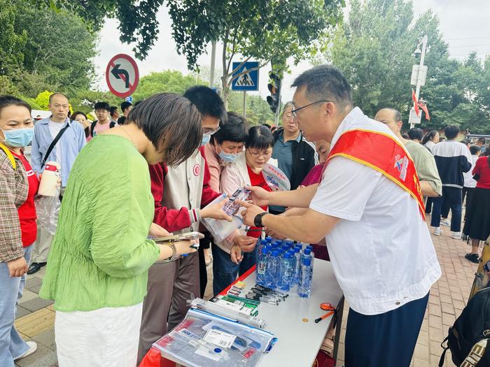 护航高考，青岛城阳巴士“萤火之光”在行动……