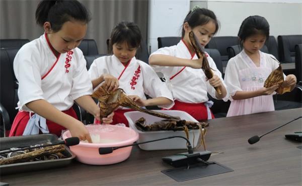 粽叶飘香迎端午 劳动实践悟传统——柯家小学开展端午节包粽子实践活动