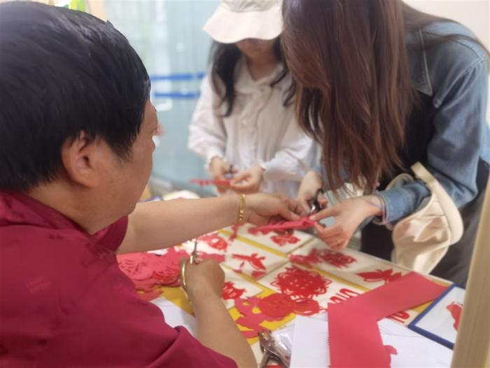 “非遗游园会”进楼宇！午休间隙，白领们沉浸式体验文化瑰宝