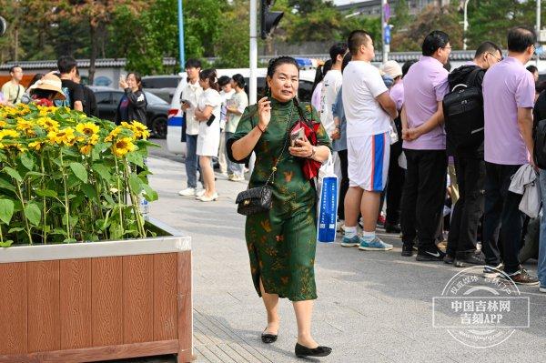 吉林省2024年高考首日 老师家长“花式”送考