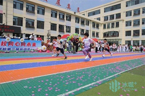 群实三小亲子运动会：师生、家校“同心向未来”