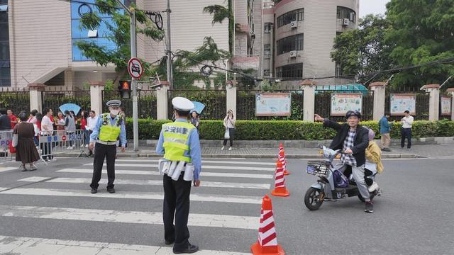 黄浦交警精心部署，护航高考顺利进行