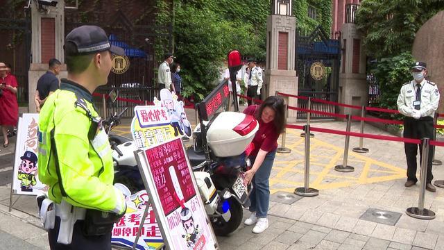 上海高考首日，黄浦交警开出“985”警用摩托车为考生护考祝福