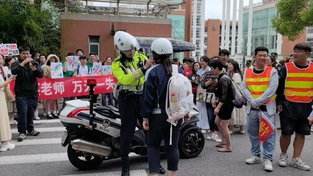 高考首日，浦东交警暖心护航学子“赶考路”