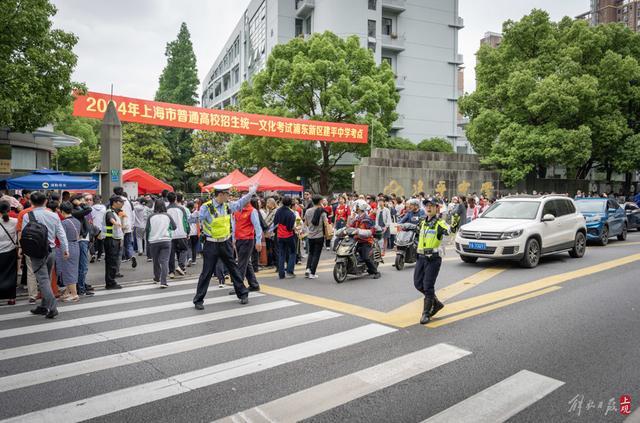 2024高考首日：送考老师精心装扮，给考生加油打气