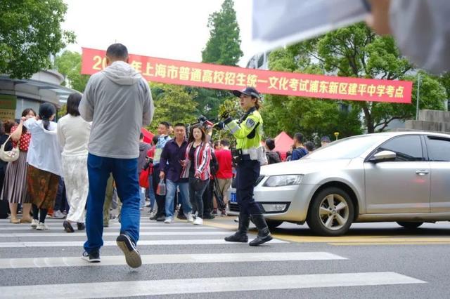 高考首日，浦东交警暖心护航学子“赶考路”