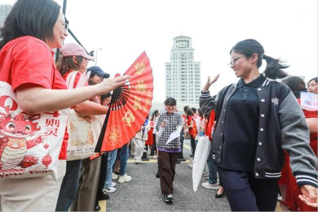 淡定从容，一举高“粽”！直击2024上海高考浦东考点首场考试