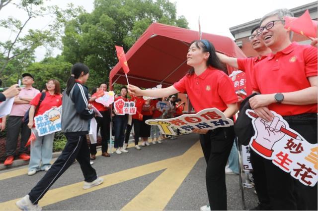 淡定从容，一举高“粽”！直击2024上海高考浦东考点首场考试