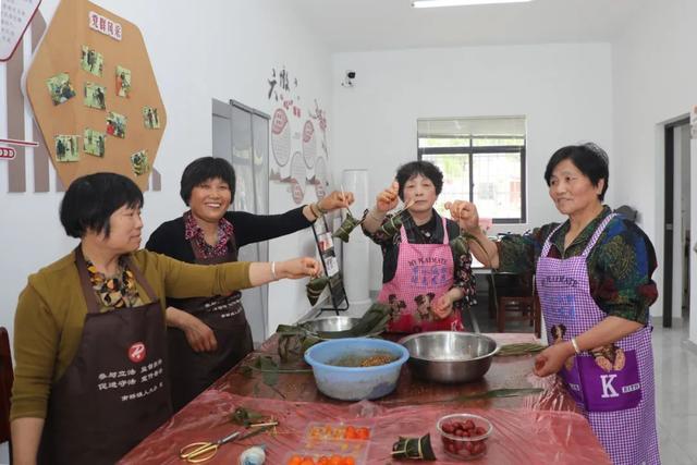 粽叶飘香迎端午，美好接“粽”而来，与老人一起享受节日温暖