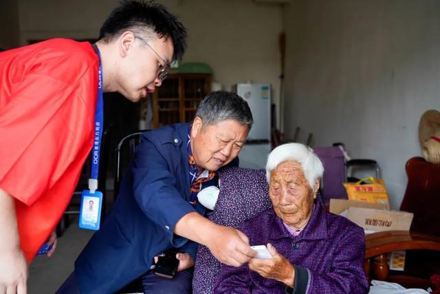 党建联建+数字提升，奉城这个村的独居老人拥抱美好“数字红利”