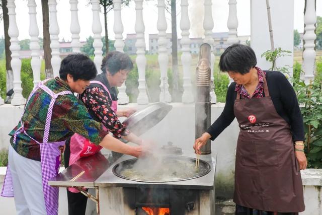 粽叶飘香迎端午，美好接“粽”而来，与老人一起享受节日温暖