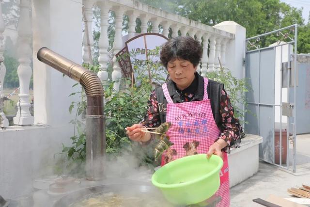 粽叶飘香迎端午，美好接“粽”而来，与老人一起享受节日温暖