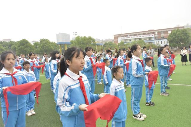 火炬学校教育集团186名学生加入中国少年先锋队