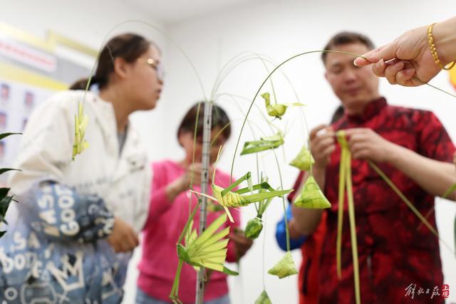 10年前学这门技艺的年轻人凤毛麟角，这次大师带00后徒弟进社区秀手法