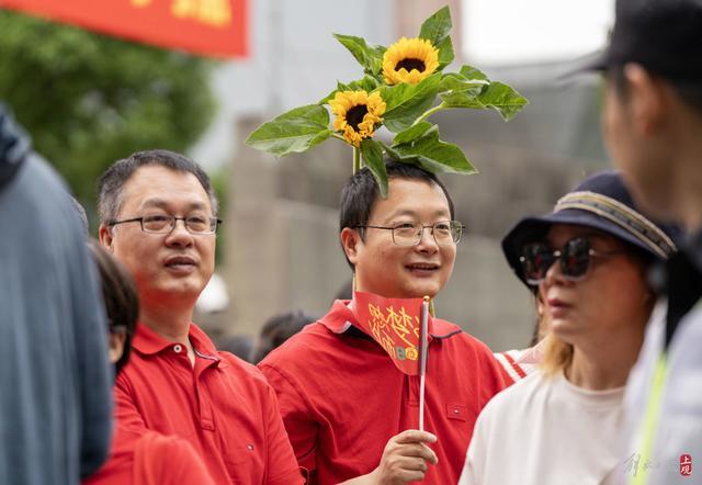 2024高考首日：送考老师精心装扮，给考生加油打气