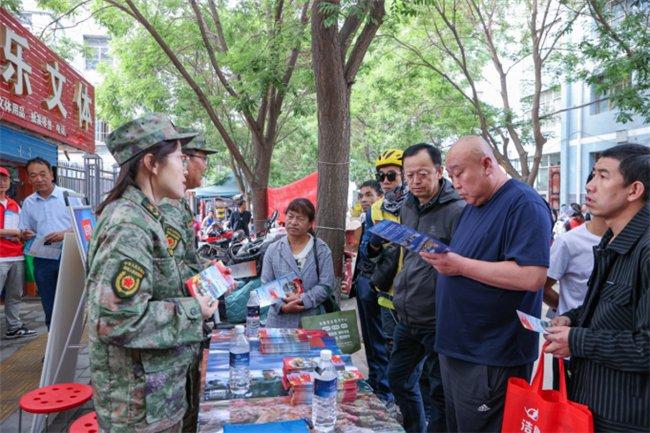 甘肃白银：高考遇到“征兵季” 政策宣传进考点