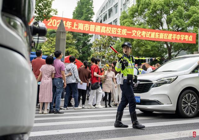 2024高考首日：送考老师精心装扮，给考生加油打气