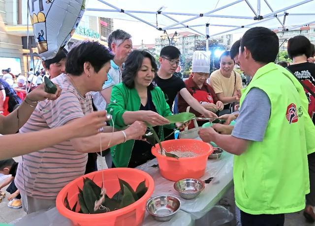 端午节去哪？在家门口玩皮划艇吧，还有包粽子擂台赛……