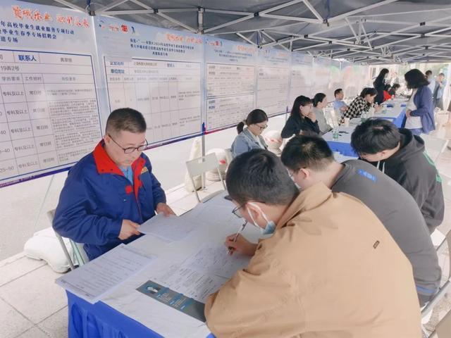 梦想起航在西渡！高校毕业生春季专场招聘会圆满落幕→