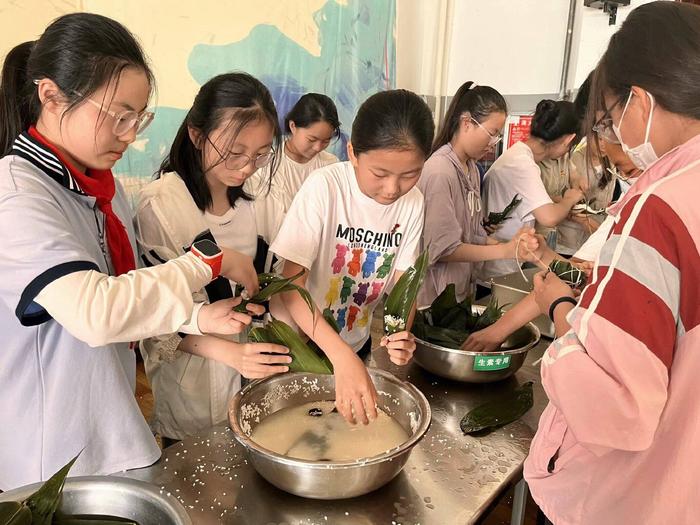 遥思端午爱国情 夏色粽享乐盈盈 郑州高新区外国语小学五龙口校区开展端午节系列活动