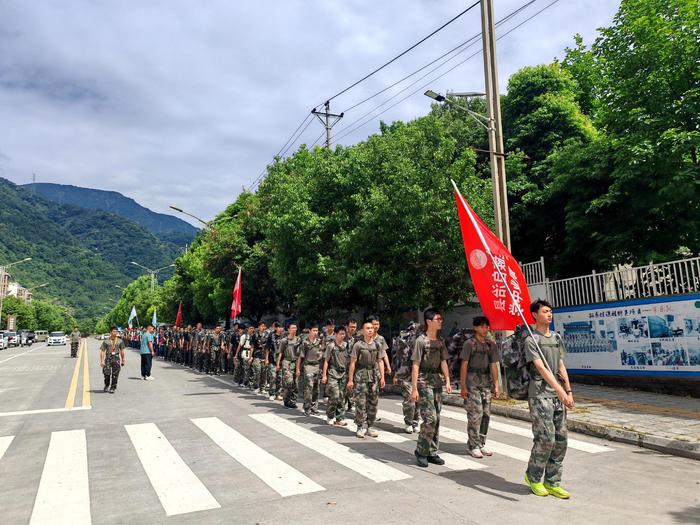 北川羌族自治县“七一”职业中学开展第六届国防教育拉练活动