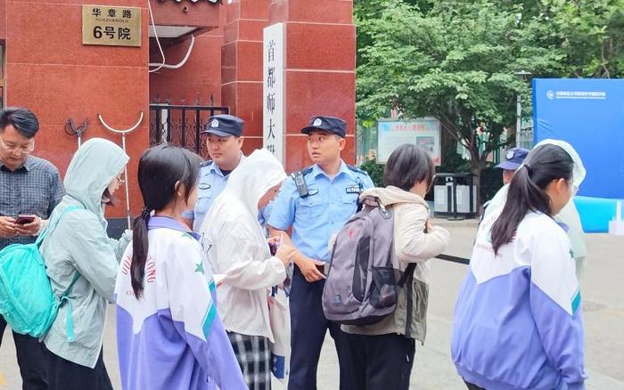 巡逻车组停靠考点周边，北京朝阳公安全力做好高考安保工作