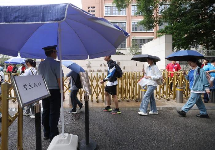 雨衣、粽子挂件，北京八中考点志愿者为高考生准备“爱心送考包”