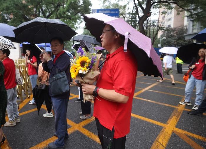 雨衣、粽子挂件，北京八中考点志愿者为高考生准备“爱心送考包”