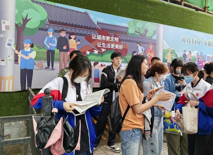 北京高考首日家长雨中送考，老师叮嘱考生“钥匙手机别带进考场”