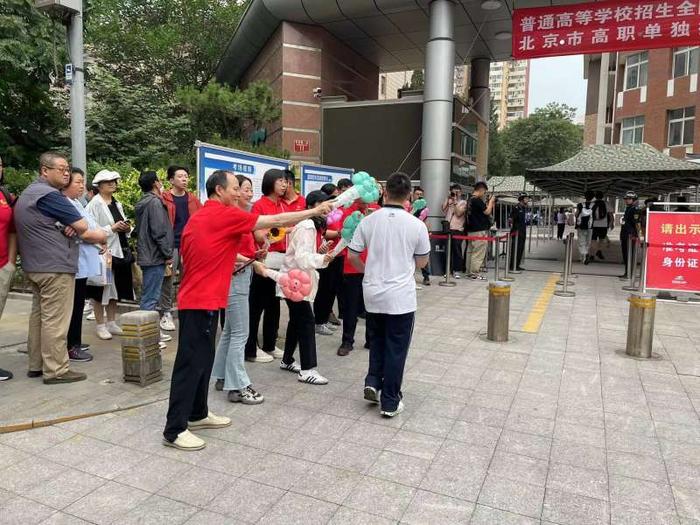 高考北京十八中考点：教师送考仪式感拉满，志愿者为家长送雨衣