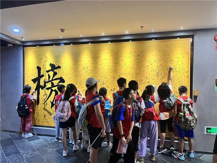 龙岗文博展览馆五年服务观众超10万人次 办展数量跻身全市前三