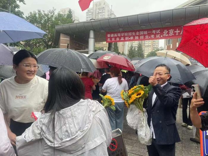 全国高考语文考试结束，有考点搭建凉棚为考生避雨