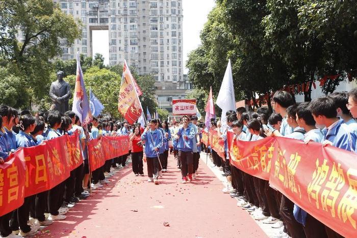 心筑未来  梦想启航——桂林市逸仙中学举行2024届高三青春励志活动