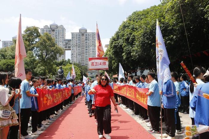 心筑未来  梦想启航——桂林市逸仙中学举行2024届高三青春励志活动