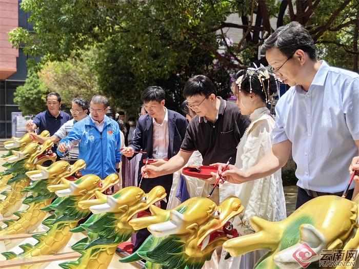 云南师范大学举办第三届端午校园龙舟比赛 以赛促学聚人才