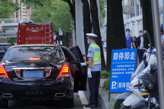 一起为高考考生爱心让行！深圳交警呼吁市民端午假期避开高峰时段出行