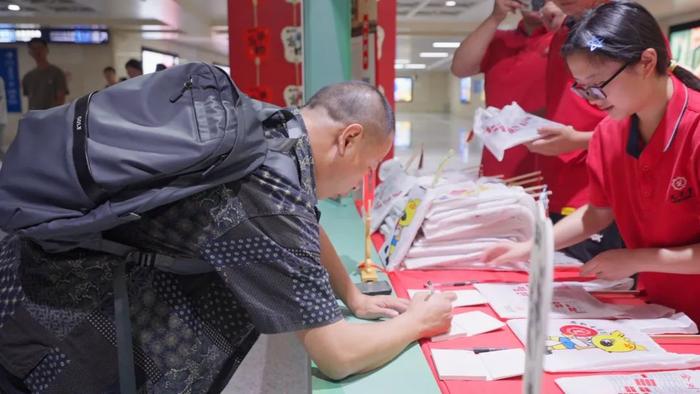 前方到站——金榜题名！九芝堂联动双城地铁送祝福