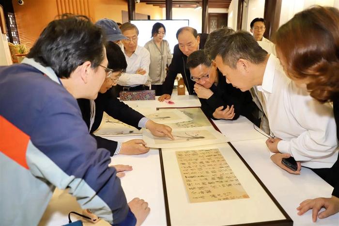 见证60年的师生情 白蕉书画鉴赏会暨汤兆基兰花小品展揭幕