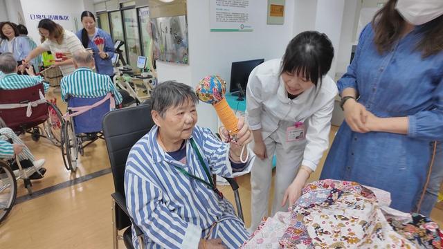 DIY养生锤和端午手串，护理医院的老人们收获满满