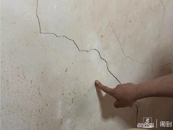 附近施工一开始，上海60多岁老房子墙缝变宽，桌上水杯直晃！居民害怕：想要个解释