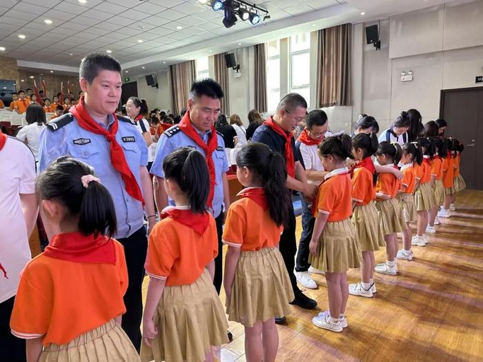 雁塔区实验小学举行新队员入队仪式暨“六一表彰大会”